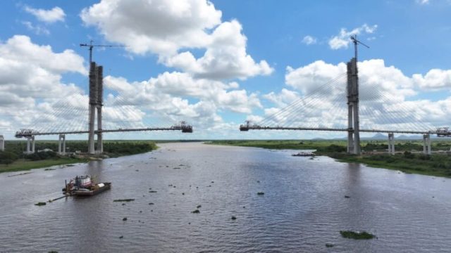 Obra da ponte da Rota Bioceânica sobre o rio Paraguai entra na reta final