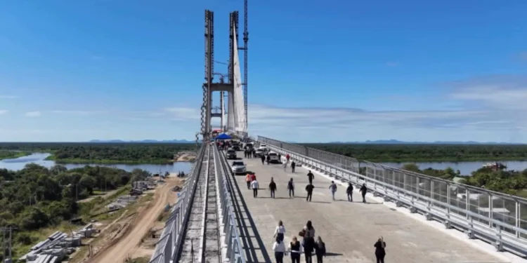 Ponte de R$ 520 milhões garante nova ligação terrestre entre o Brasil e país que Luciano Hang deseja abrir lojas Havan