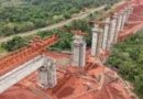 Maior fábrica de celulose do Brasil ergue ponte para ferrovia de R$ 2,4 bilhões que vai ligar o MS ao Oceano Atlântico