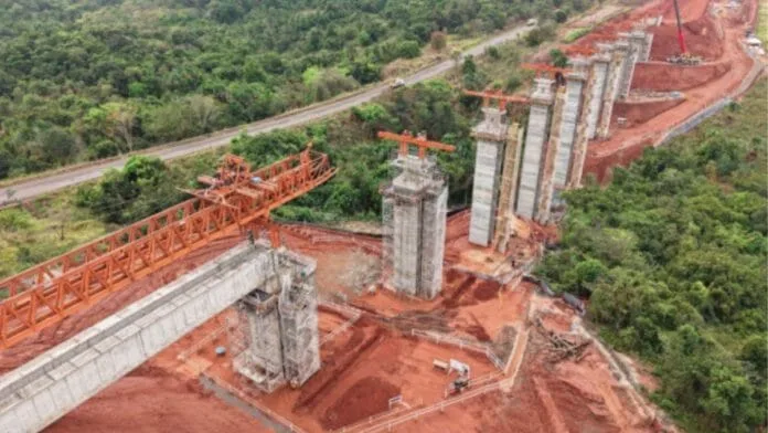 Maior fábrica de celulose do Brasil ergue ponte para ferrovia de R$ 2,4 bilhões que vai ligar o MS ao Oceano Atlântico